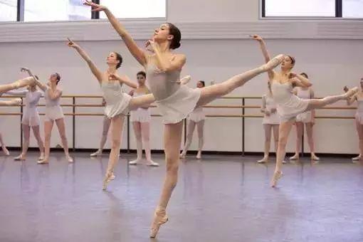 最流行成人舞蹈动作视频,跟随潮流舞动身心