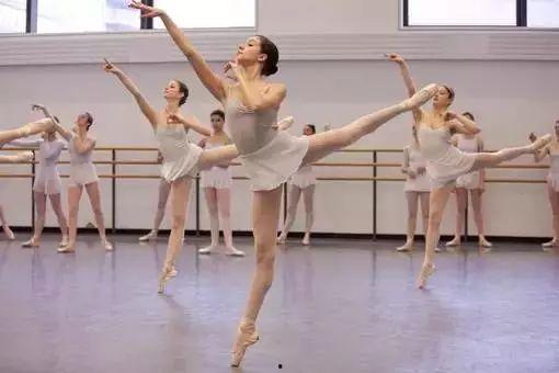 舞蹈成人踩后背动作视频,成人踩后背技巧揭秘