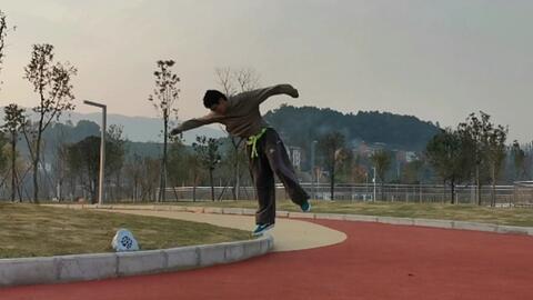 成人帮助小孩空翻视频,成人助力儿童挑战极限的精彩瞬间