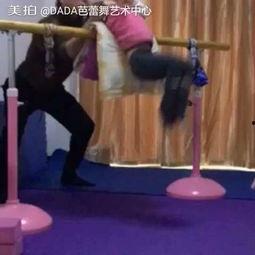 成人帮助小孩空翻视频,成人助力儿童挑战极限的精彩瞬间