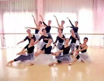 成人励志桌台舞蹈视频,唤醒内心的舞蹈力量